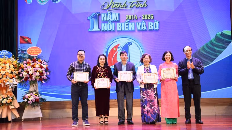 Trao tặng Giấy khen cho các hội viên cá nhân có nhiều đóng góp, trách nhiệm với biển đảo Tổ quốc.