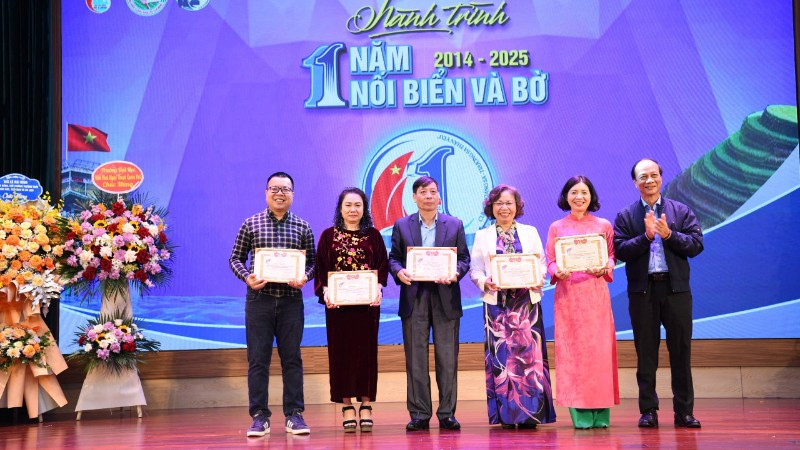 Trao tặng Giấy khen cho các hội viên cá nhân có nhiều đóng góp, trách nhiệm với biển đảo Tổ quốc.