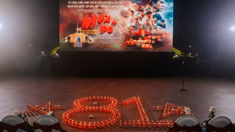 Lễ công chiếu phim điện ảnh "Mưa đỏ" diễn ra trang nghiêm và xúc động tại Thành cổ Quảng Trị.