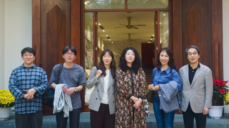 Các nhà văn Hàn Quốc giao lưu tại Nhà xuất bản Hội Nhà văn.