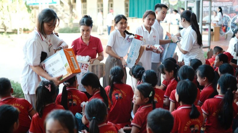 Quà tặng thiết thực được trao cho học sinh các trường học khó khăn ở xã Vị Xuyên (Tuyên Quang).