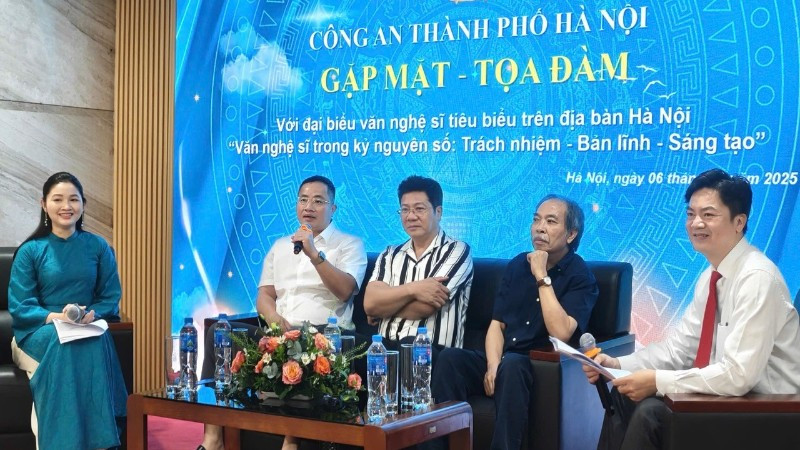 Đại tá Nguyễn Thành Long - Phó Giám đốc Công an Thành phố Hà Nội (thứ hai từ trái qua) chia sẻ tại buổi gặp mặt, tọa đàm.