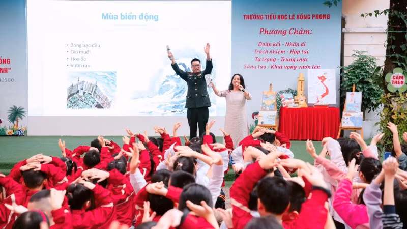 Thượng tá, nhà văn Nguyễn Xuân Thủy giao lưu cùng các em học sinh.