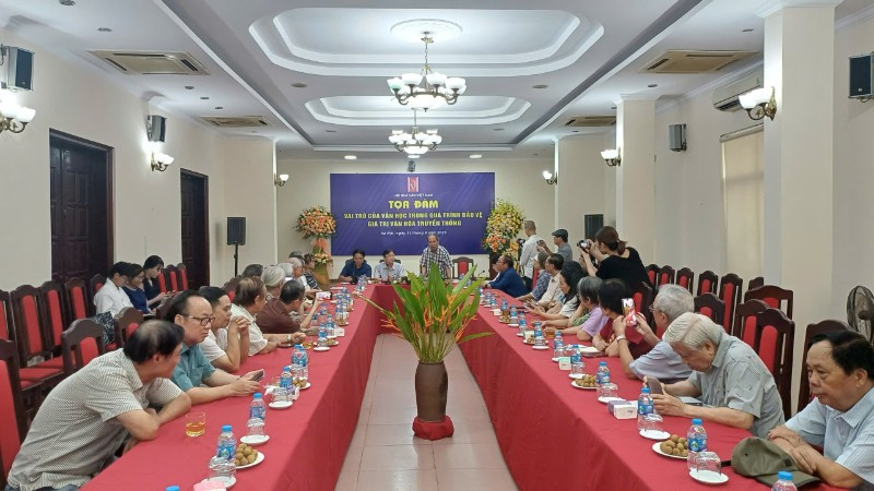 Toàn cảnh Hội thảo "Vai trò của văn học trong quá trình bảo vệ giá trị văn hóa truyền thống".