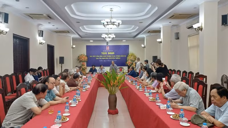 Toàn cảnh Hội thảo "Vai trò của văn học trong quá trình bảo vệ giá trị văn hóa truyền thống".