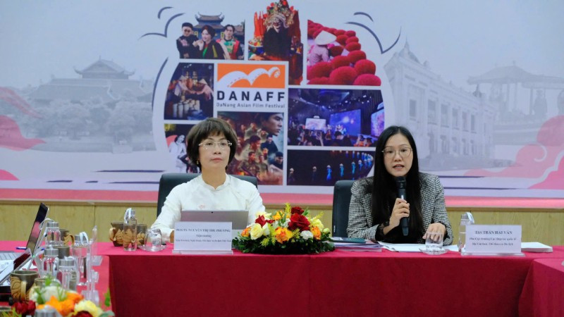 Phó Giáo sư, Tiến sĩ Nguyễn Thị Thu Phương, Viện trưởng Viện Văn hóa, Nghệ thuật, Thể thao và Du lịch Việt Nam điều hành hội thảo.