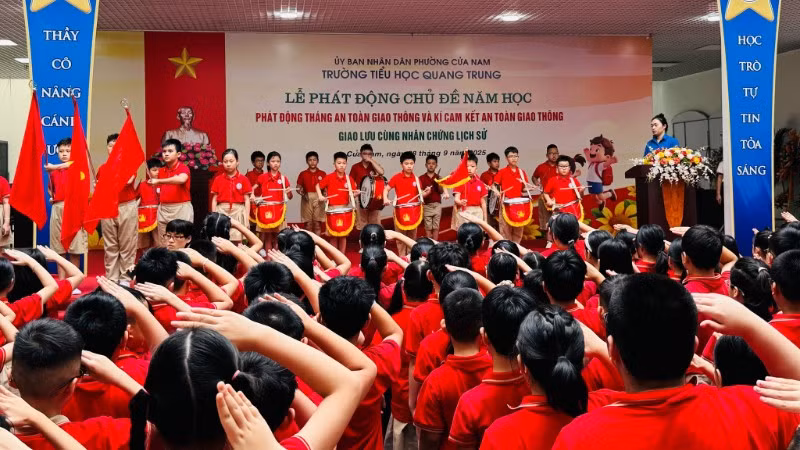 Buổi sinh hoạt đầu tuần đầy ý nghĩa và rưng rưng tự hào của thầy cô và học sinh trường Tiểu học Quang Trung (Cửa Nam, Hà Nội).