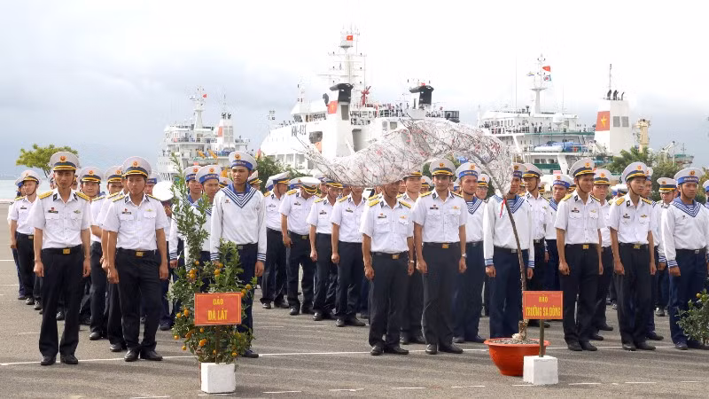 Nhiều năm qua đào và quất xuân luôn được tặng ra Trường Sa.