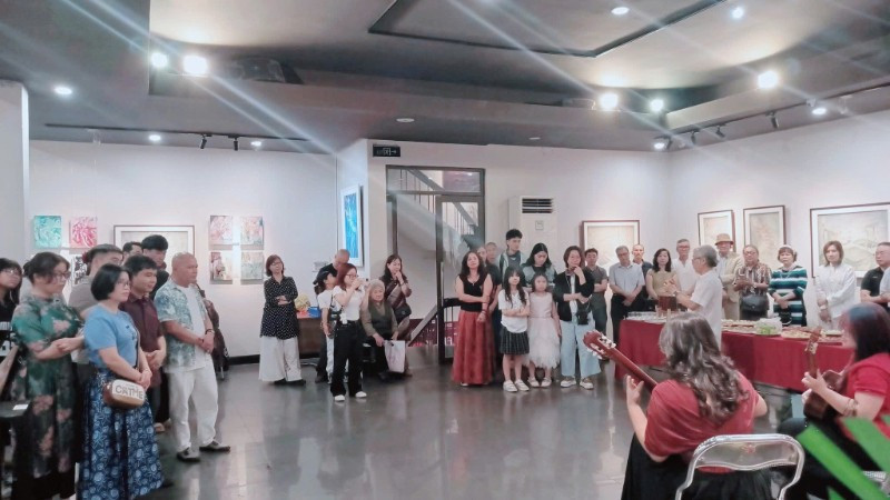 Không gian khai mạc triển lãm thu hút sự quan tâm của giới nghệ sĩ và công chúng.