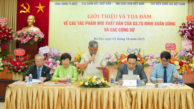 Buổi tọa đàm đã giới thiệu nhiều tác phẩm công phu của Giáo sư, Tiến sĩ Đinh Xuân Dũng và các cộng sự.