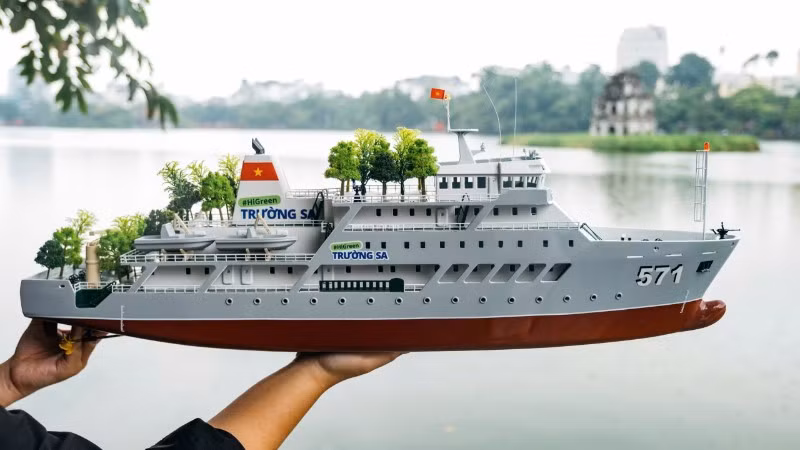 Mô hình một con tàu được check-in bên Hồ Hoàn Kiếm.