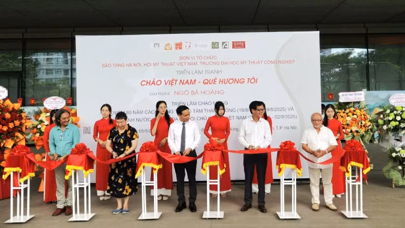 Cắt băng khai mạc triển lãm "Chào Việt Nam - Quê hương tôi".