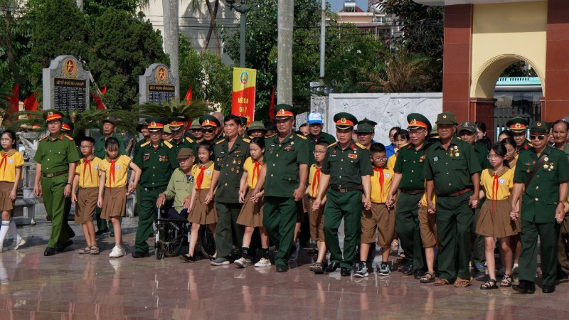 Hình ảnh trong phim tài liệu "Trên mặt trận mới".