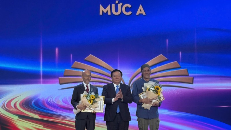 Giáo sư, Tiến sĩ Nguyễn Xuân Thắng, Ủy viên Bộ Chính trị, Giám đốc Học viện Chính trị quốc gia Hồ Chí Minh, Chủ tịch Hội đồng Lý luận Trung ương trao tặng thưởng mức A cho các tác giả.