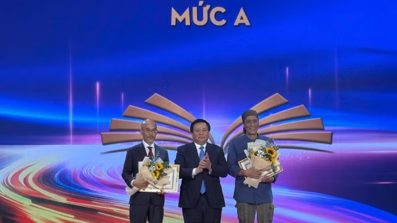 Giáo sư, Tiến sĩ Nguyễn Xuân Thắng, Ủy viên Bộ Chính trị, Giám đốc Học viện Chính trị quốc gia Hồ Chí Minh, Chủ tịch Hội đồng Lý luận Trung ương trao tặng thưởng mức A cho các tác giả.