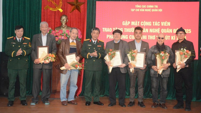 Trao tặng thưởng cho các tác giả đã có đóng góp xuất sắc trong năm 2025.