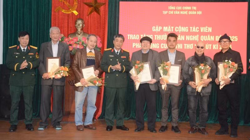 Trao tặng thưởng cho các tác giả đã có đóng góp xuất sắc trong năm 2025.