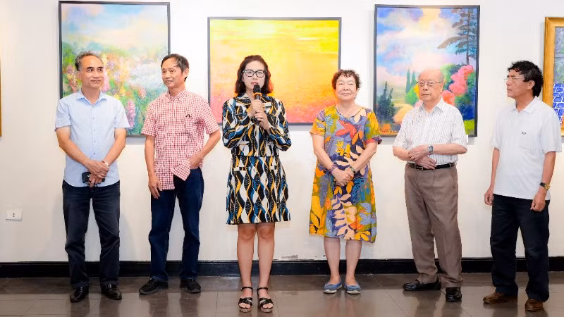 Họa sĩ Đỗ Thu Thủy chia sẻ tại triển lãm "Miền thảo mộng".