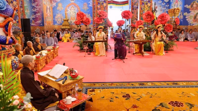 Lễ Vu lan đã vượt giới hạn tôn giáo để trở thành nếp văn hóa thẩm thấu nhân cách sống của mỗi người trong đạo lý hiếu thuận.