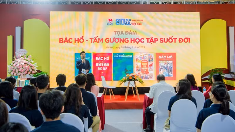 Không gian buổi tọa đàm "Bác Hồ - Tấm gương học tập suốt đời".