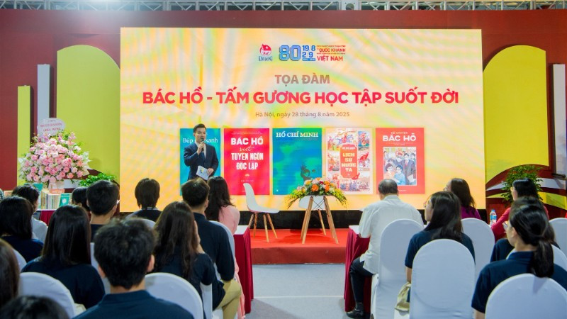 Không gian buổi tọa đàm "Bác Hồ - Tấm gương học tập suốt đời".
