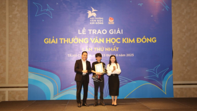 Tác giả Giai Du (giữa) nhận giải Nhất trong Giải thưởng Văn học Kim Đồng lần thứ nhất.