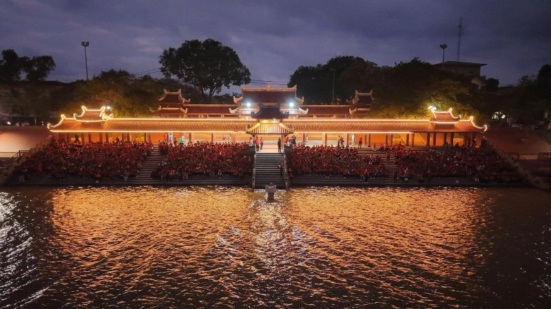 Thầy và trò từ Thủ đô tưởng niệm các Anh hùng liệt sĩ bên bờ sông Thạch Hãn.