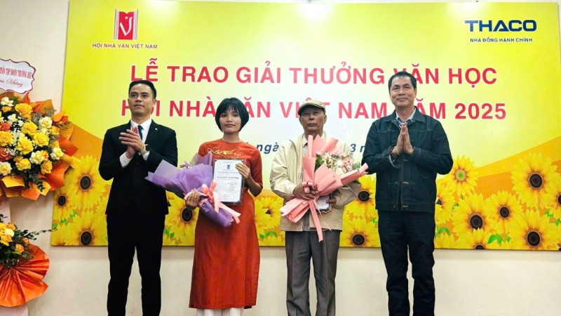 Tác giả Nguyễn Thị Kim Nhung và đại diện cho tác giả Cao Việt Quỳnh (giữa) nhận Giải Tác giả trẻ.
