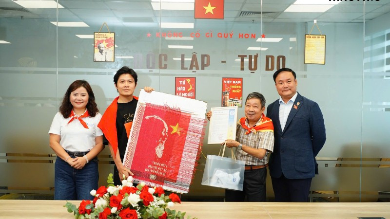 Chân dung Bác Hồ do Nghệ nhân nhân dân Nguyễn Văn Trung thực hiện.