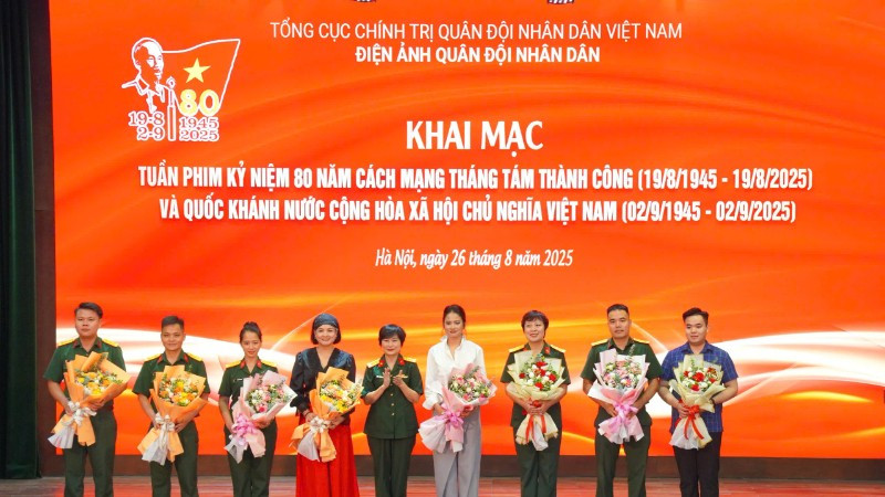 Đại diện Ban tổ chức tặng hoa cho đại diện các đơn vị có phim tham gia Tuần phim.