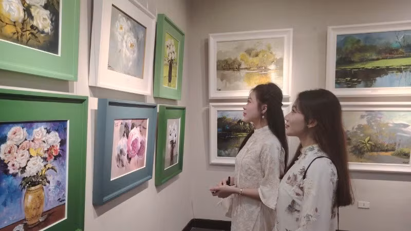 Công chúng trẻ thưởng thức triển lãm "Sắc quê 7".