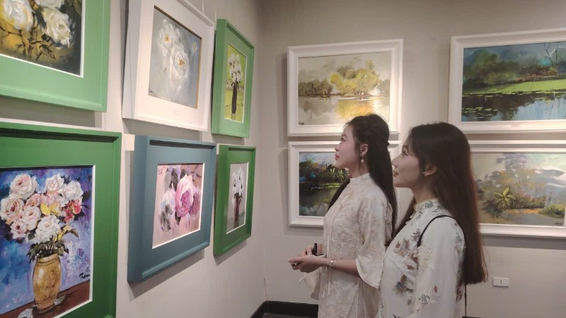 Công chúng trẻ thưởng thức triển lãm "Sắc quê 7".