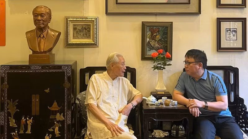 Ngoài sáng tác, họa sĩ Quỳnh Thơm (bên phải) dành nhiều thời gian tìm hiểu về văn hóa truyền thống của dân tộc.