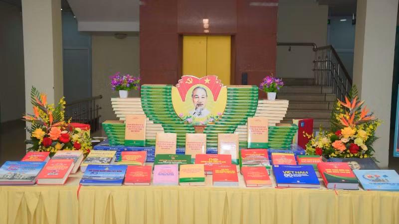 Không gian trưng bày các tác phẩm nổi bật do Nhà xuất bản Quân đội nhân dân ấn hành.