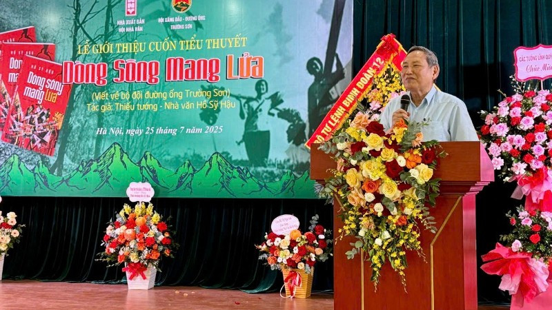 Trung tướng Phùng Khắc Đăng, nguyên Phó Chủ nhiệm Tổng cục Chính trị Quân đội nhân dân Việt Nam đã có những chia sẻ đầy xúc động về tác giả, tác phẩm.