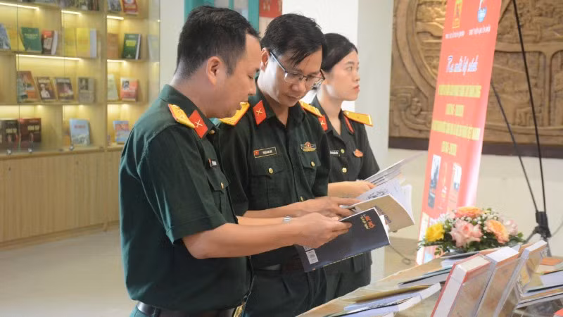 Các đại biểu tham quan khu vực trưng bày Bộ sách kỷ niệm 80 năm Cách mạng Tháng Tám và Quốc khánh 2/9.