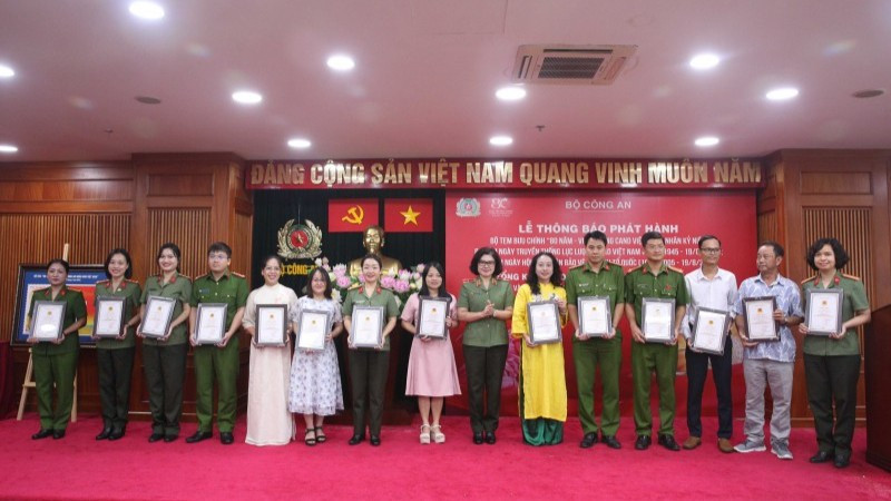 Thiếu tướng Ngô Hoài Thu trao giải A cho các tác giả, nhóm tác giả.