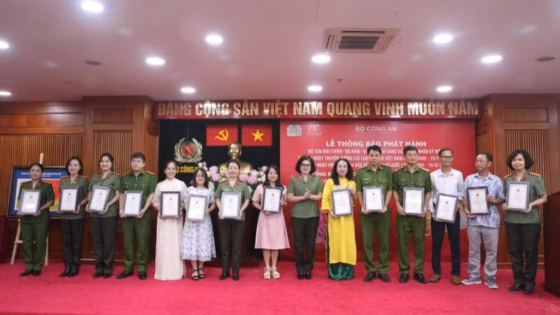 Thiếu tướng Ngô Hoài Thu trao giải A cho các tác giả, nhóm tác giả.