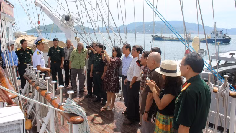 Các nhà văn tham gia trại sáng tác do Nhà xuất bản Quân đội nhân dân tổ chức đi thực tế tại Học viện Hải quân, tháng 8/2017.