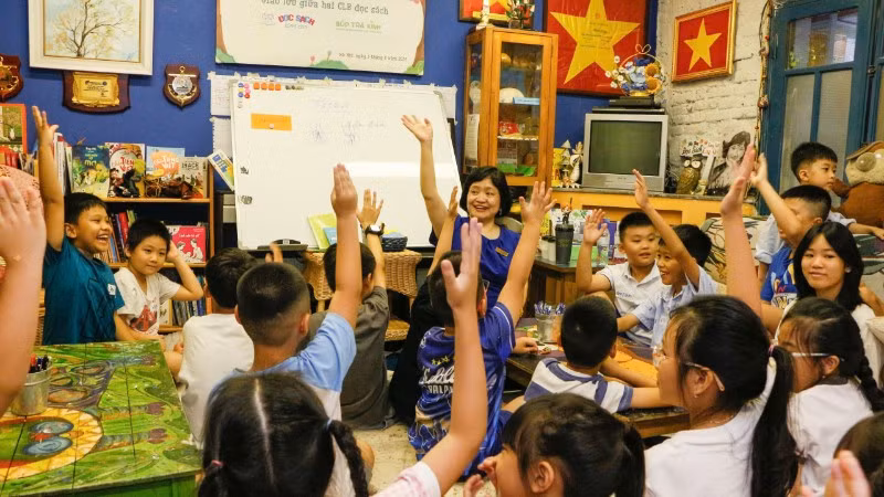 Các bạn nhỏ hào hứng tương tác tại không gian CLB Đọc sách cùng con.