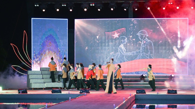 Hình ảnh trong Đêm thơ "Những câu thơ viết nên hình đất nước" diễn ra tại Đắk Lắk.