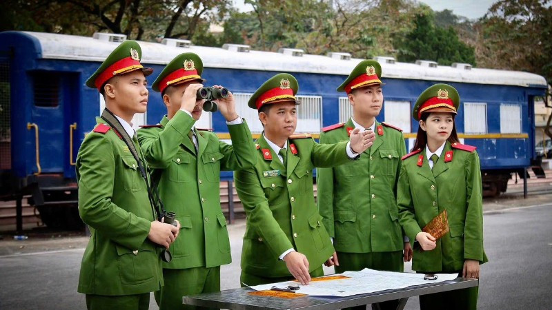 Thầy và trò Trường Cao đẳng Cảnh sát nhân dân I trong giờ lên lớp ngoài thao trường.