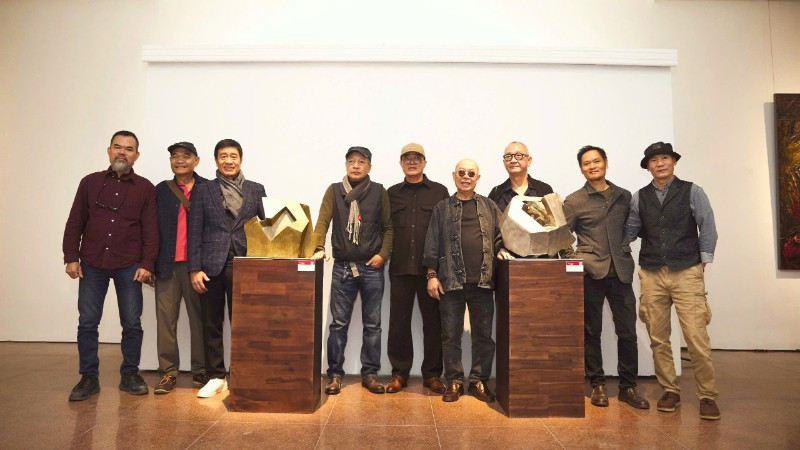 Các nghệ sĩ có mặt tại triển lãm "Hội họa và điêu khắc Đinh Phong".