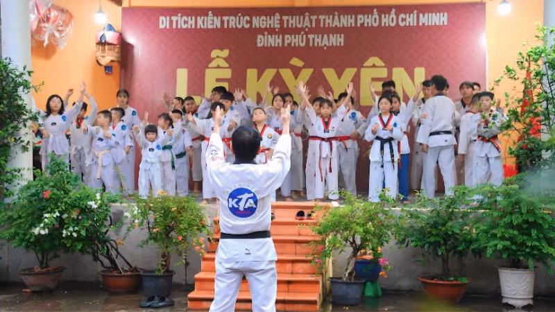 Lớp học võ trên sân đình của võ sư Phạm Đức Thái tạo điều kiện rèn luyện thể chất và tinh thần cho các em nhỏ có hoàn cảnh khó khăn.