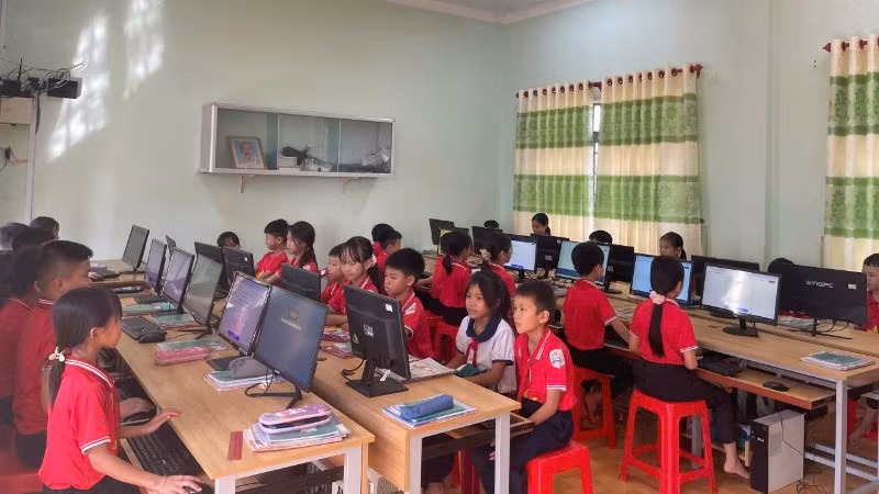 Học sinh các nhà trường được tiếp cận với chương trình "1.000 cánh thư vượt sóng".