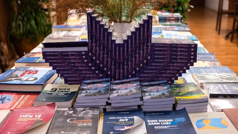 Các tác phẩm được trưng bày, giới thiệu tới bạn đọc.