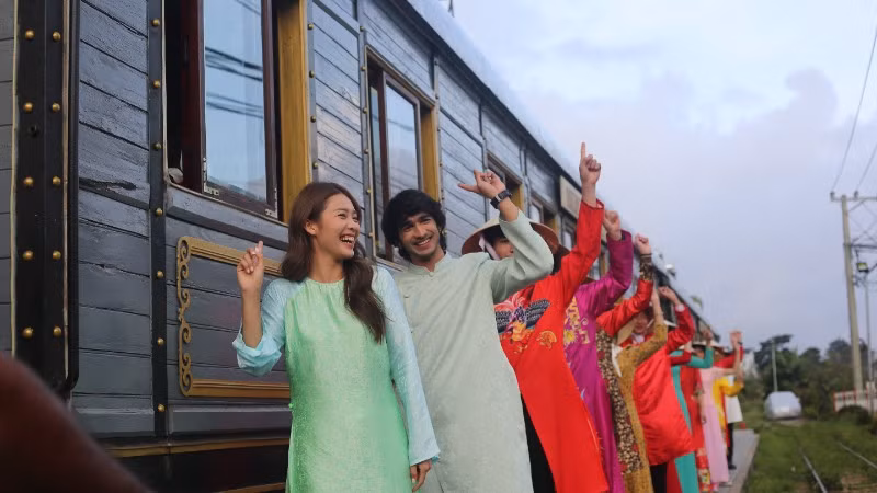 Diễn viên Việt Nam và Ấn Độ trong phim "Vạn dặm yêu em" (tựa tiếng Anh: "Love in Vietnam").