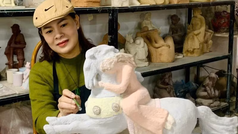 Họa sĩ Nguyễn Thị Thu Trang trong quá trình tạo hình một tác phẩm chủ đề năm Bính Ngọ 2026.