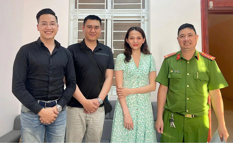 Chị Phan Thanh Ngọc cùng cơ quan chức năng trao trả 3,5 tỷ đồng cho người chuyển nhầm.