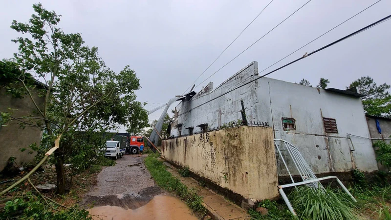 Nhà của một hộ dân bị lốc xoáy cuốn bay mái tôn.